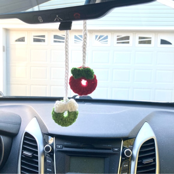 NEW Crochet Green Burgundy & White Holiday Christmas Wreath Car Mirror Accessory - Picture 3 of 3